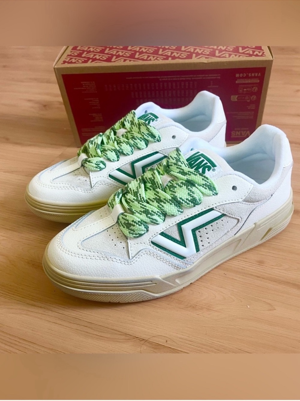 Vans Upland Low White Green
VNO0OD70E2Y Women 7.5 US